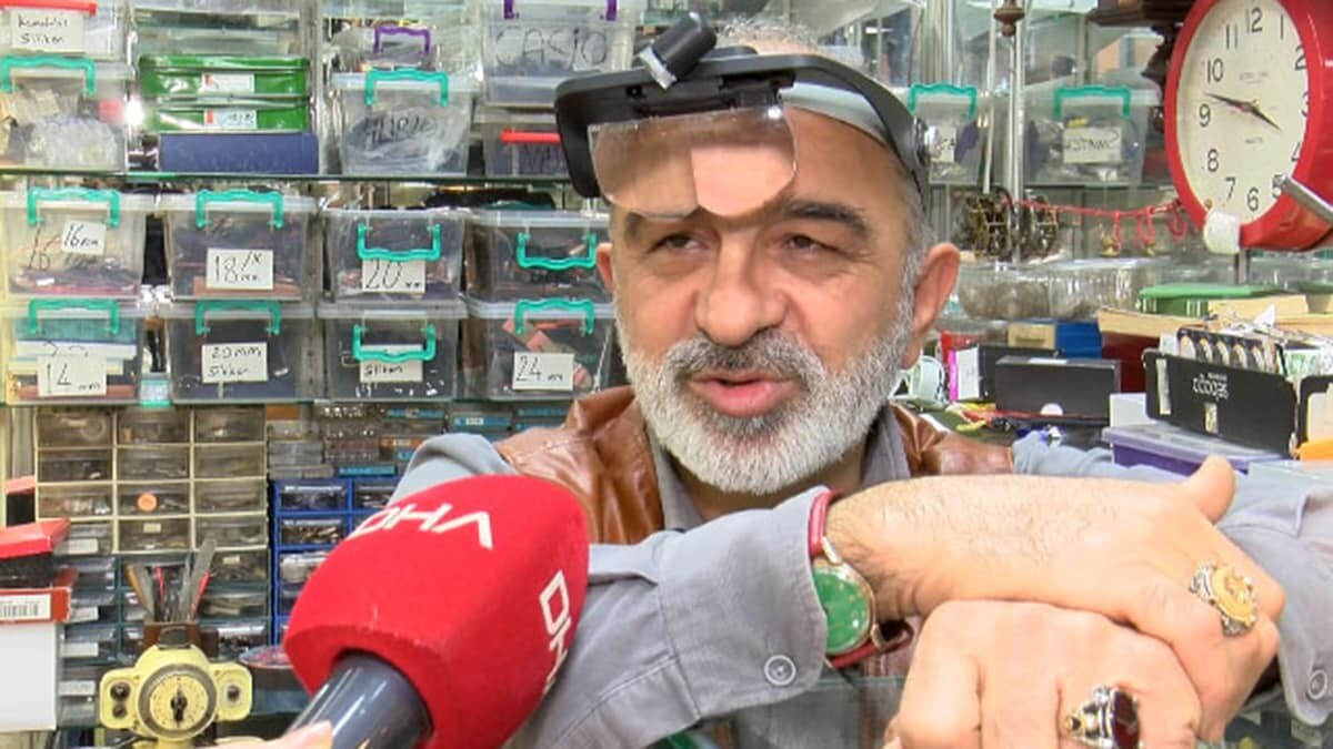 Hobi olarak topladığı antika saatleri online müzayede ile sosyal medya hesabından yaptığı canlı yayında satışa çıkarmaya başladı.