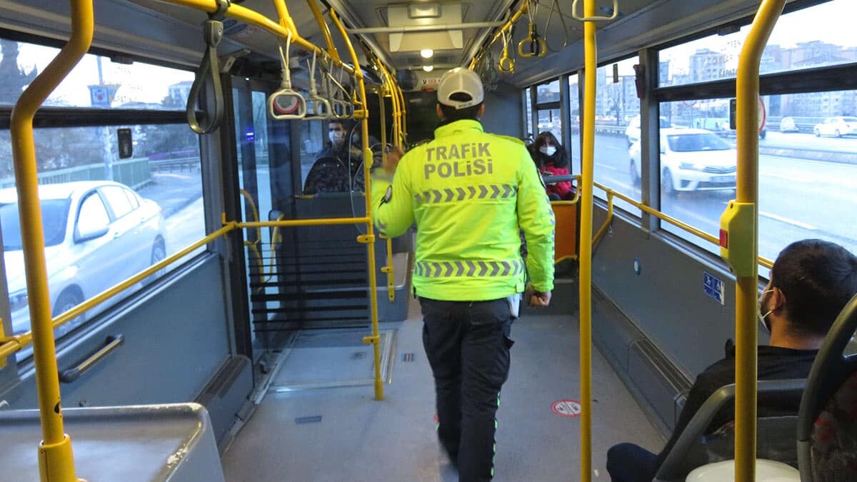 Polis ekipleri, maske takılması ve sosyal mesafeye uyulması konusunda uyarılarda bulundu
