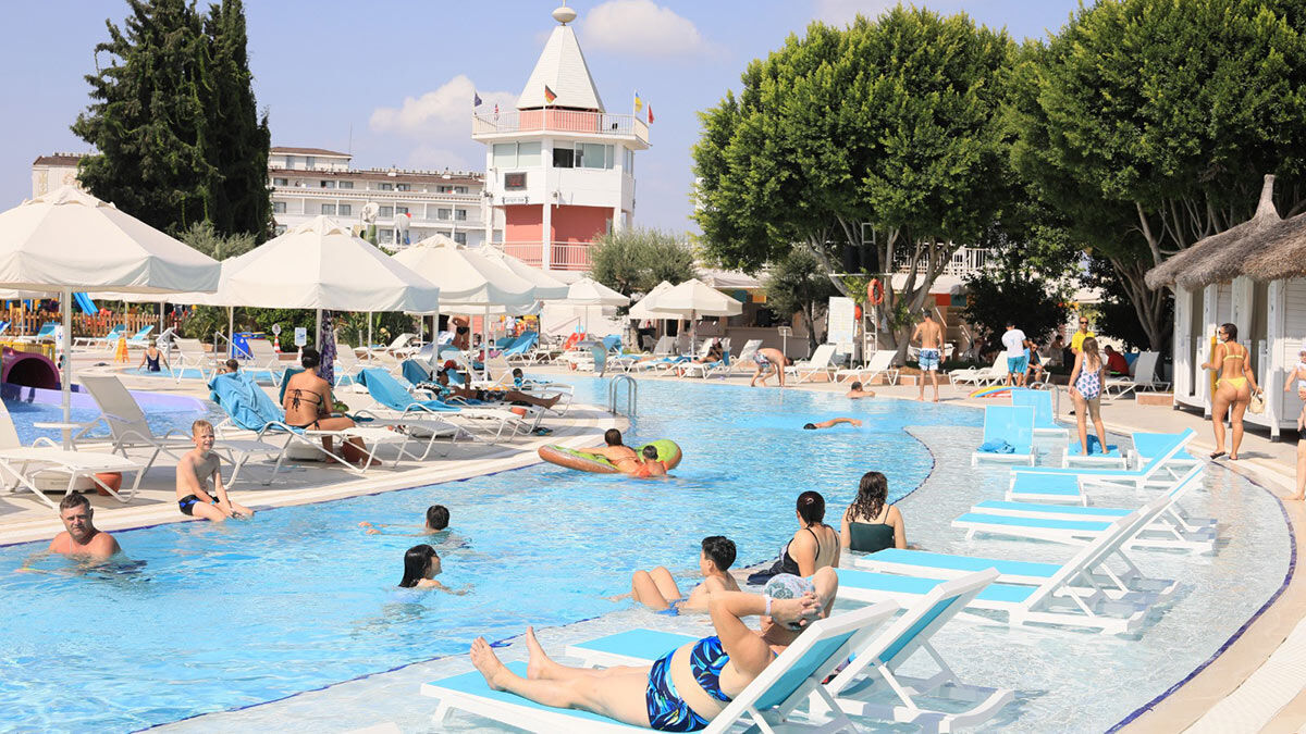 Çorabatır, “Aşı dirilişimize ışık tutacak” dedi. Çorabatır, Nisan ortası gibi turizm hareketliliğinin başlayacağını, 2019'un biraz altında turist sayısına ulaşmayı beklediklerini söyledi.