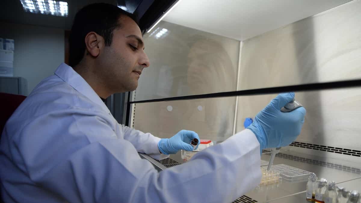 Mersin Üniversitesi (MEÜ) İleri Teknoloji Eğitim Araştırma ve Uygulama Merkezi Öğretim Üyesi Doç. Dr. Furkan Ayaz, Multiple Skleroz MS hastalığını engelleyecek ilaç adayı geliştirdi.