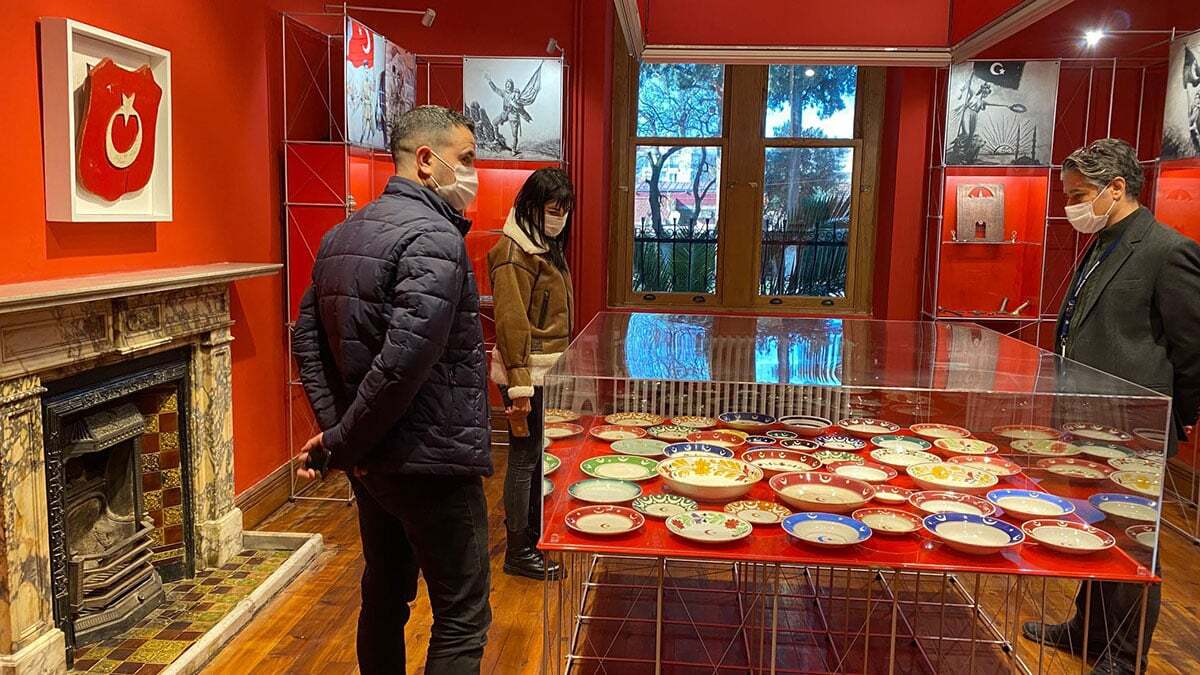 İzmir'deki Dokuz Eylül Üniversitesi (DEÜ) tarafından açılan 'Bayrak Bilim ve Türk Bayrakları Müzesi' tarihe ışık tutuyor.