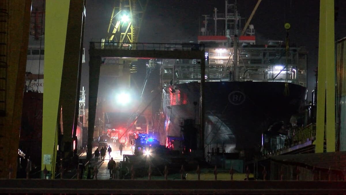 İtfaiye ekiplerinin yangına müdahalesi sürüyor.