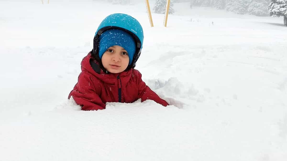 Türkiye'nin önemli kış turizm merkezlerinden Uludağ beyaza büründü.