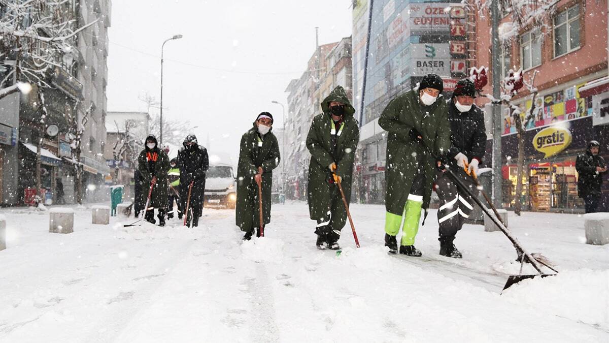 Kurak geçen 2020 yılının ardından 2021 yılının ilk haftasında kar yağışının ardından Türkiye beyaza büründü.