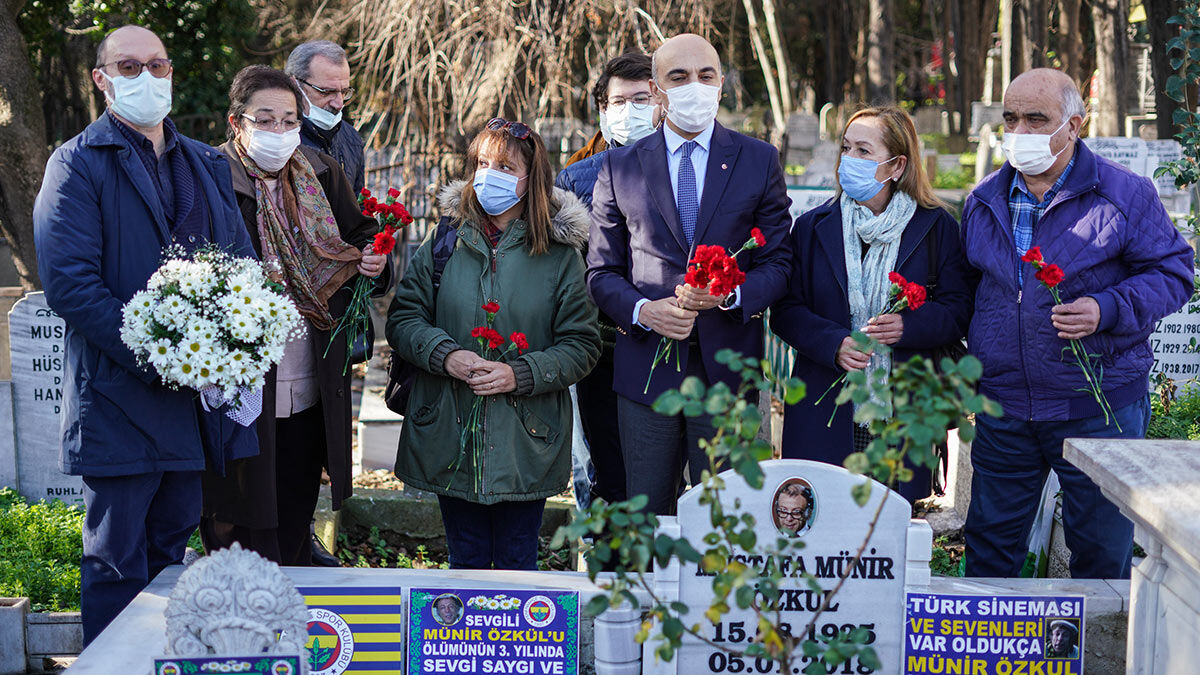 Usta oyuncu Münir Özkul ölümünün 3. yıldönümünde yakınları ve sevenleri tarafından mezarı başında anıldı.