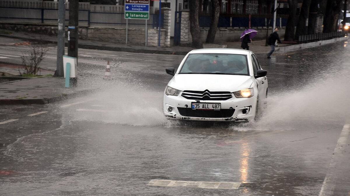 Böyle giderse İstanbul'un 15 gün susuz kalması demek, bulaşıcı hastalıkların artması demek. Bugünden itibaren hiç durmadan kitlesel olarak tedbirler almamız gerek. Bu söylediklerim sadece lafta kalırsa çok büyük yaralar alabiliriz