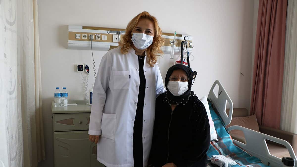 Uzmanlar pandemi döneminde ileri derecede meme kanserine rastlandığını belirterek, kadınlara erken teşhis için hastanelere başvurun uyarısı yaptı.