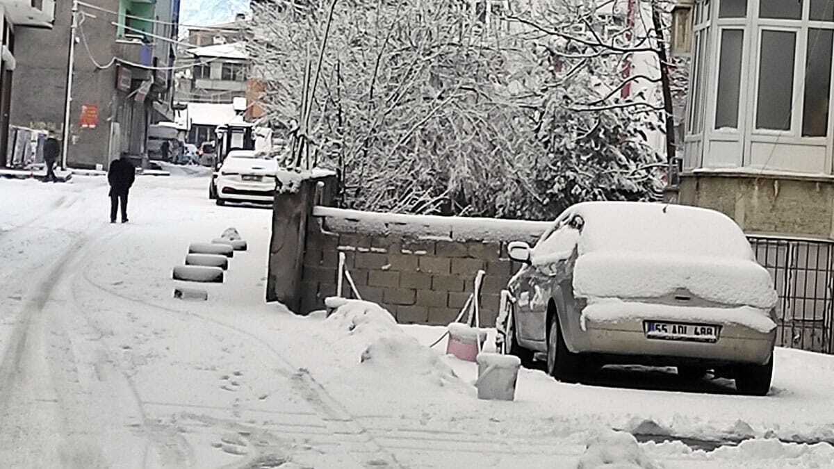 Yoğun kar nedeniyle 78 mahalle ve 84 mezra yolu, ulaşıma kapandı.