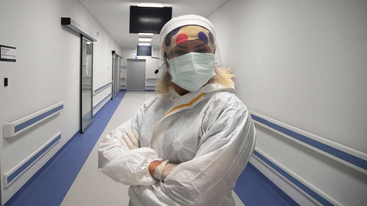 Mersin Şehir Eğitim ve Hastanesi'nde gönüllü ebe olarak görev yapan vücut geliştirme şampiyonu Fadime Ayışık Karaca (43), pandeminin ilk gününden bu yana koronavirüs servisinde çalışıyor.