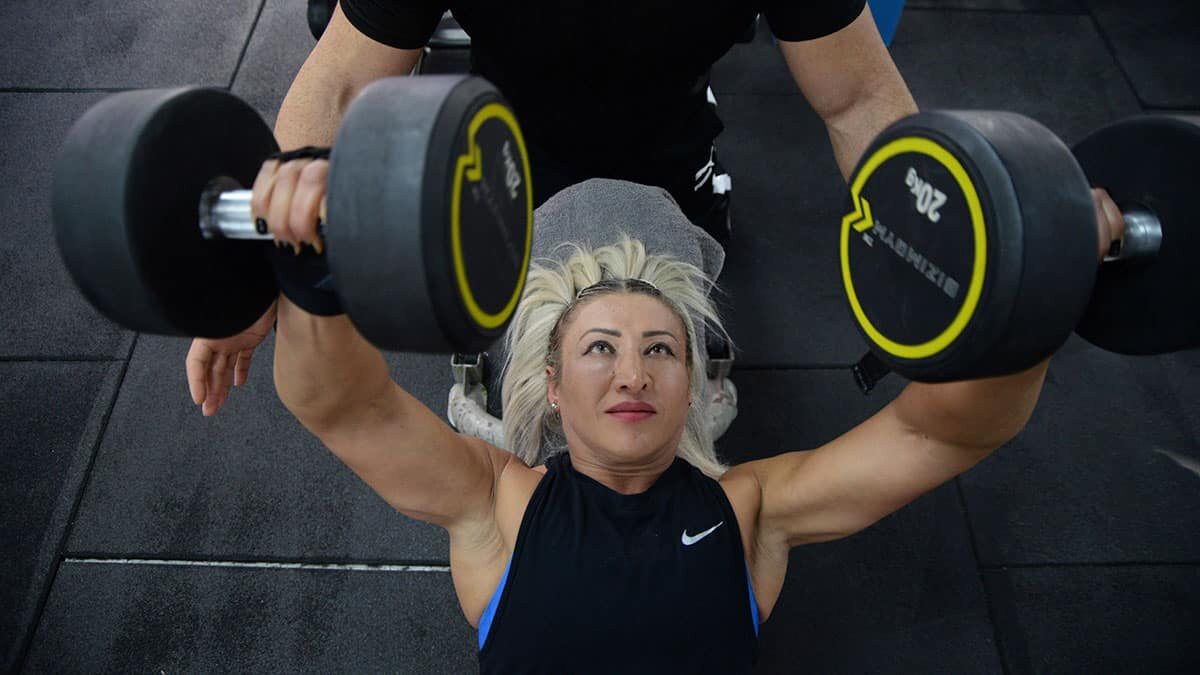 Vücut geliştirme şampiyonu gönüllü ebelik yapıyor