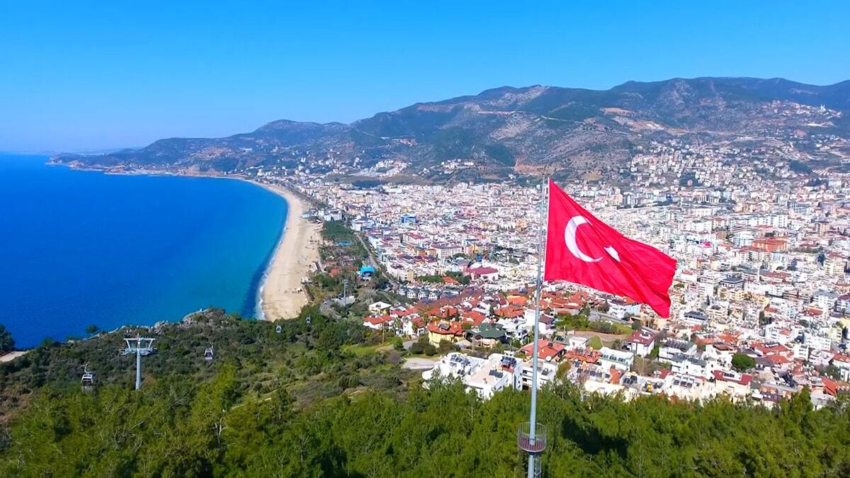 Alanya Belediye Yabancılar Meclisi Başkanı Abdullah Karaoğlu, "Alanya'da yaşayanları dünya birliği vatandaşları olarak tanımlayabiliriz. Çok farklı renkler, ırklar, dinler, diller bir arada yaşıyor" dedi.
