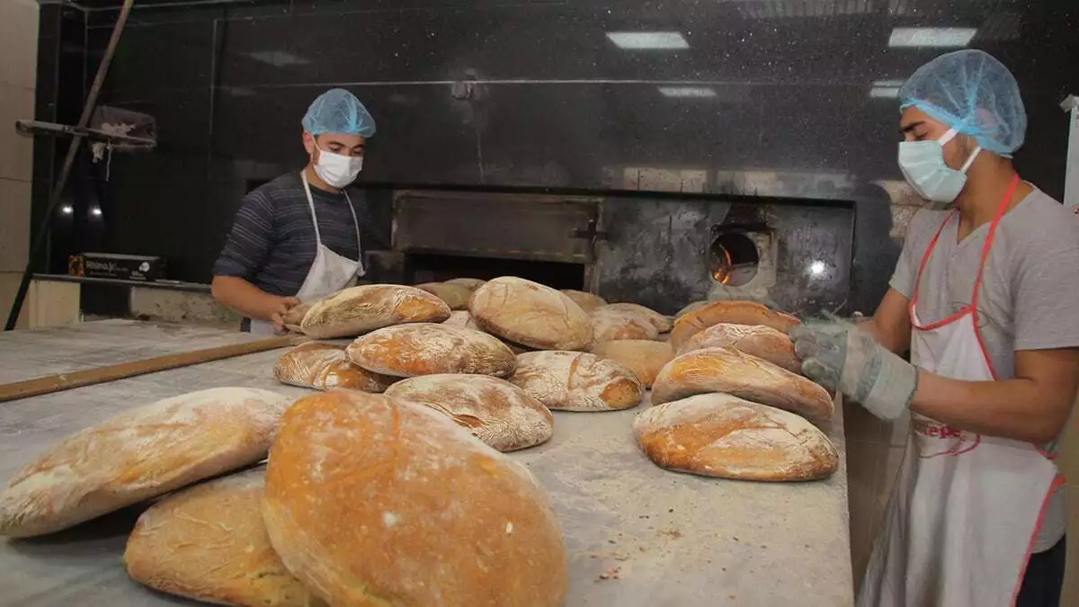 Yapımı 5 saat süren, 15 güne kadar da dayanabilen asırlık ekşi mayalı kula ekmeği yoğun talep görüyor.
