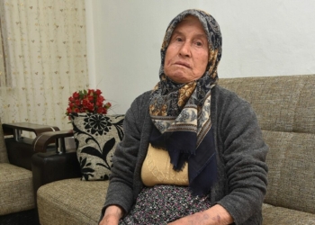 Yaşlı kadını dövüp gasp ettiler