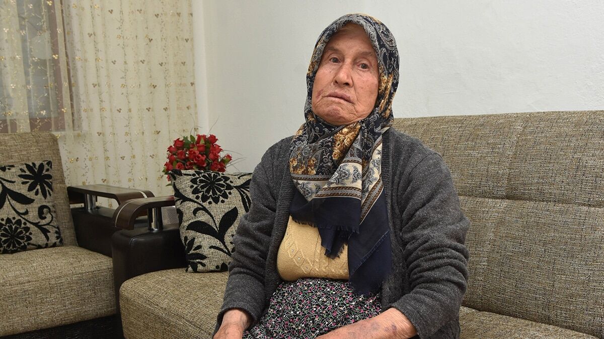 Yaşlı kadını dövüp gasp ettiler