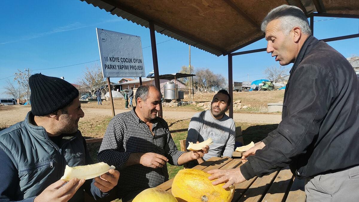 Tunceli'nin Çemişgezek ilçesinde, yetiştirilen yaz aylarında hasat edilen kış kavunları depolarda aynı tazeliğini korumasıyla dikkat çekiyor.