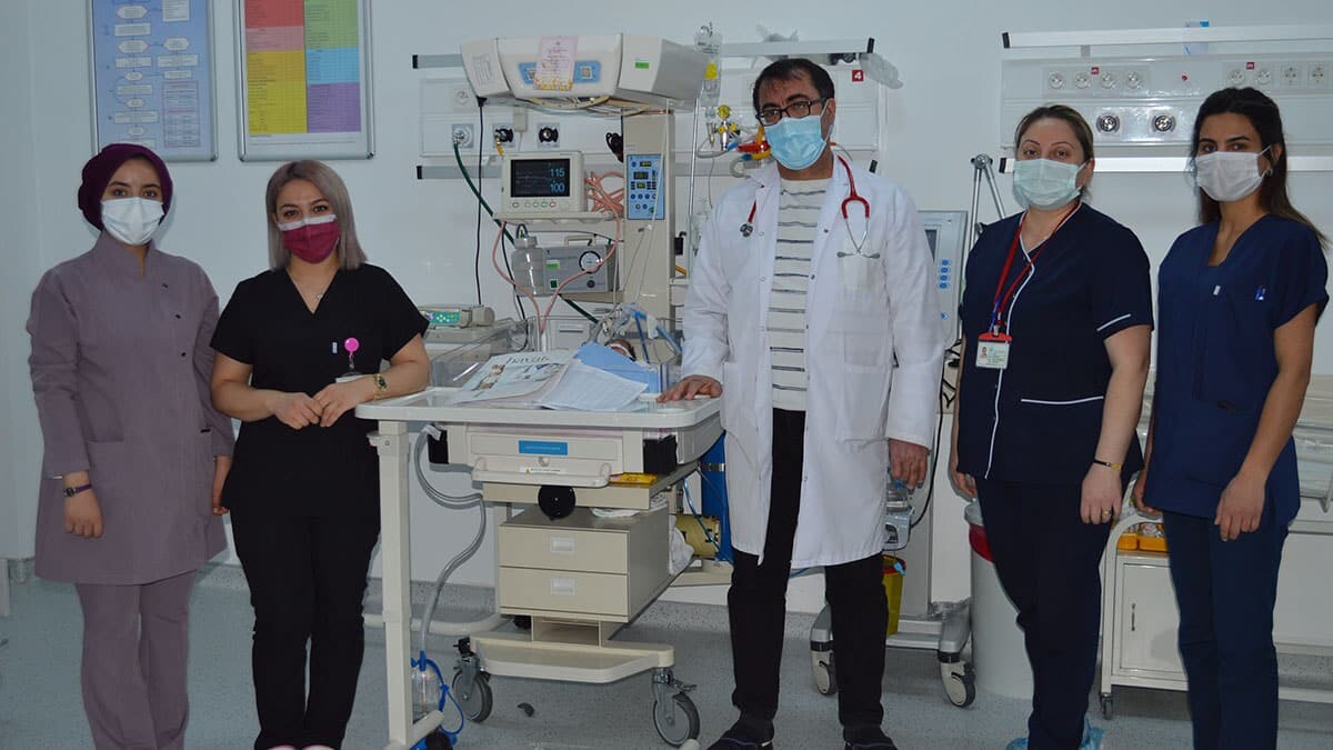 Muş'ta, yemek borusu olmadan doğan bebek, akciğer zarından alınan parçayla yapılan yemek borusu ile sağlığına kavuştu.