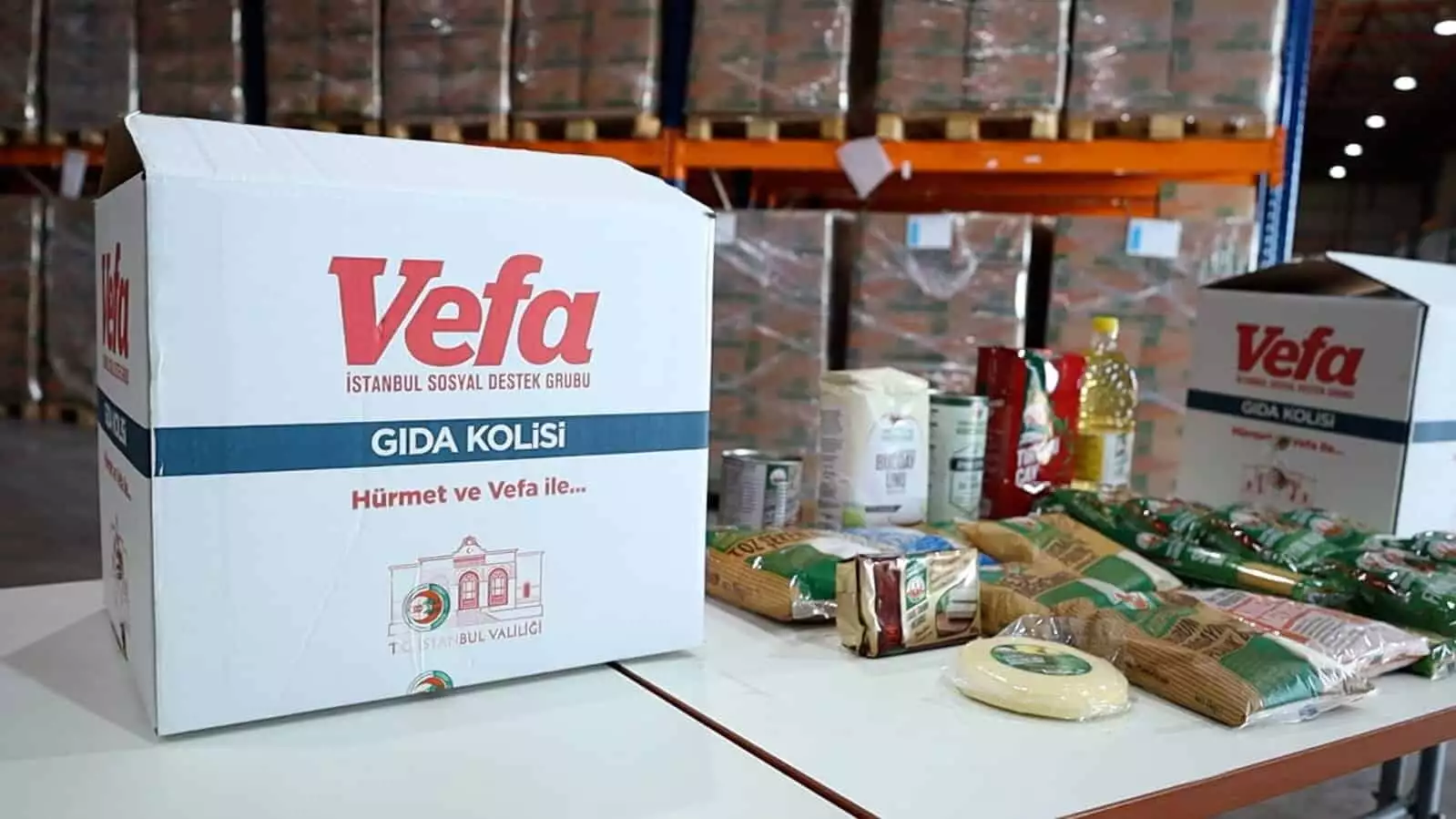İstanbul valisi ali yerlikaya, vefa sosyal destek çalışmaları kapsamında hazırlanan 150 bin gıda kolisi dağıtımı için iki aileyi ziyaret etti.