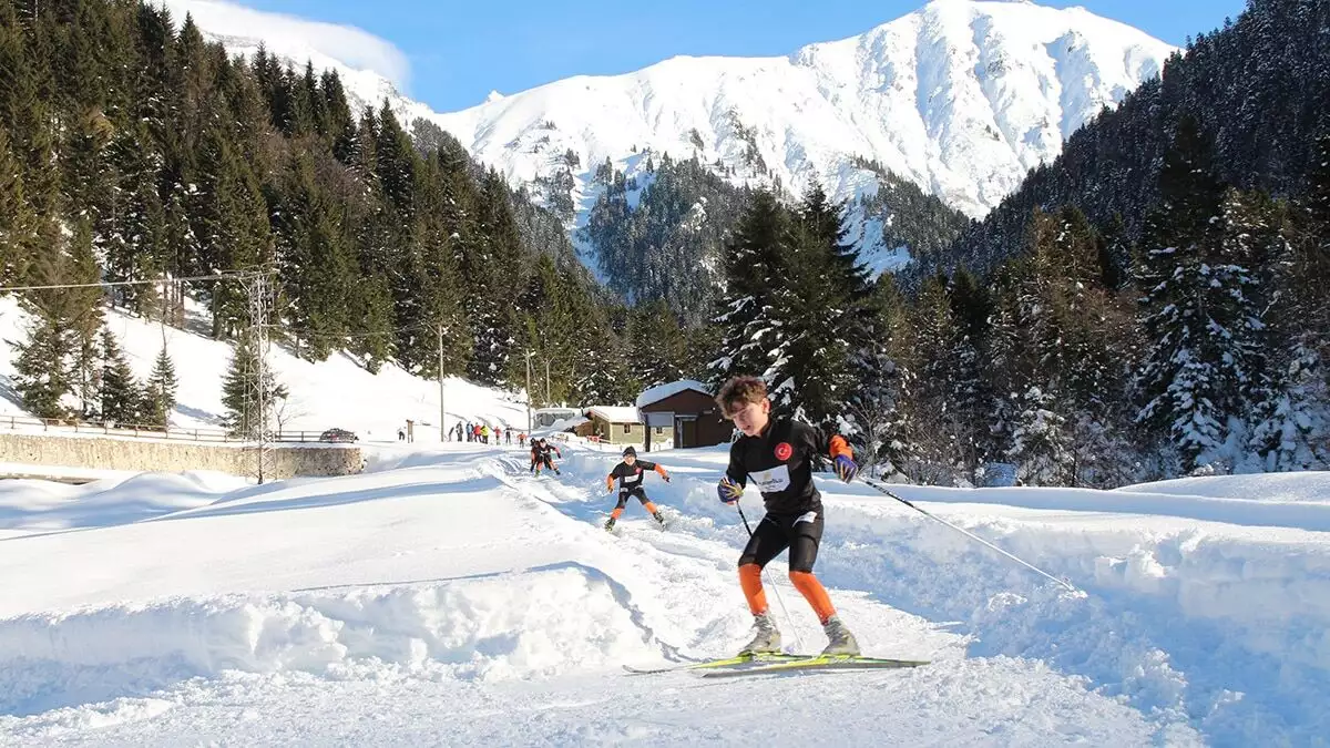 Çamlıhemşin ilçesinde, belediyespor kulübü bünyesinde, 3 yıl önce kurulan kayaklı koşu takımı için yetenek taraması ile minikler, gençler ve büyükler kategorilerinde sporcular belirlendi.