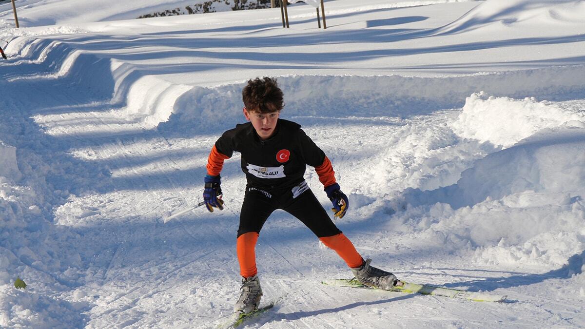 Kendilerini geliştiren sporcular 3 yılda katıldıkları yarışmalarda 100'e yakın madalya kazandı.