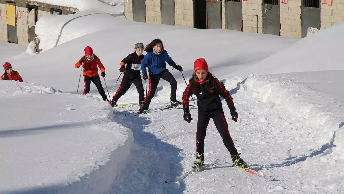 Rize'nin çamlıhemşin ilçesinde, belediyespor kulübü bünyesinde, yaklaşık 3 yıl önce kurulan kayaklı koşu takımı, kışın trafiğe kapatılan yolda oluşturulan pistte eğitim alıyor.