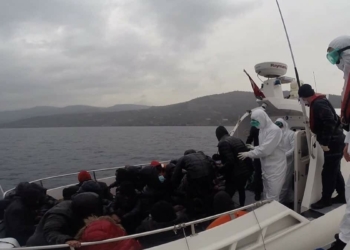 Yunanistan'ın ölüme terk ettiği 26 kaçak göçmen kurtarıldı