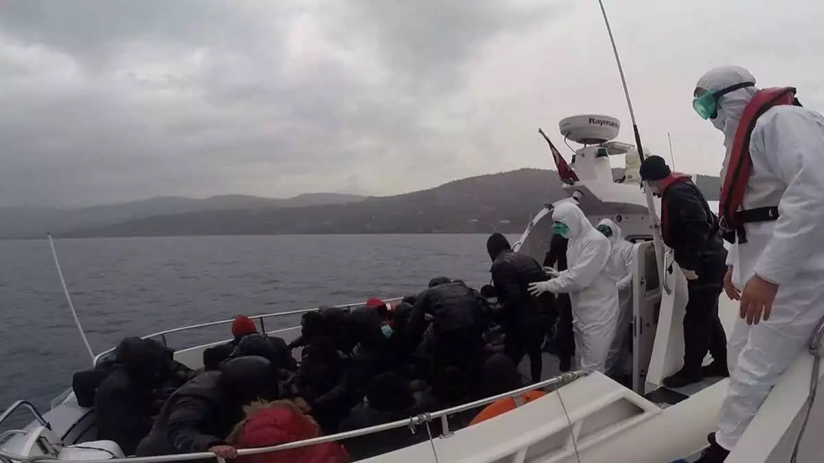 Yunanistan'ın ölüme terk ettiği 26 kaçak göçmen kurtarıldı