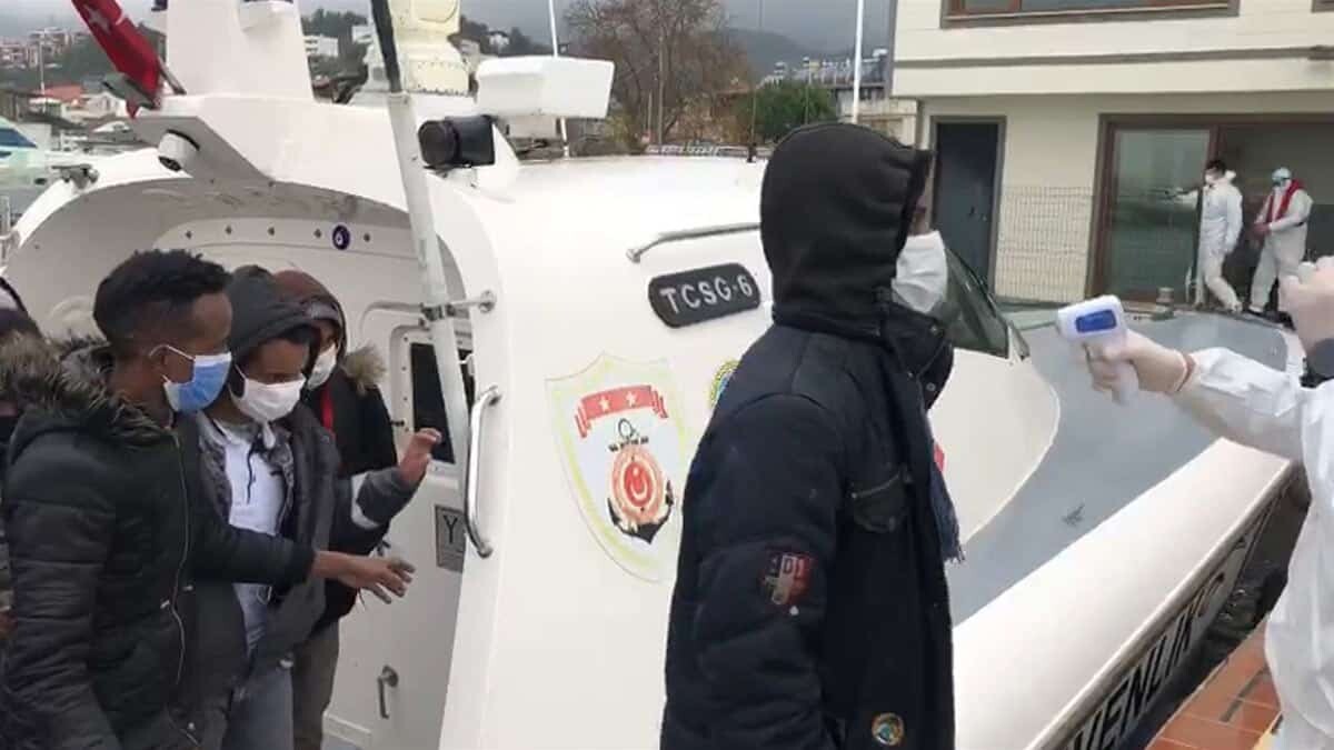 Yunan Sahil Güvenlik ekiplerince Türk karasularına itilerek, ölüme terk edilen 2 can salı içerisindeki toplam 26 göçmeni kurtardı.