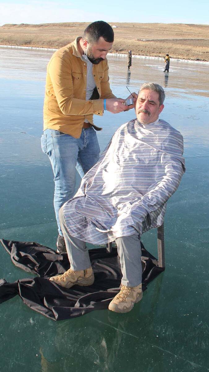 Yüzeyi buz tutmuş Çıldır Gölü'nde tıraş