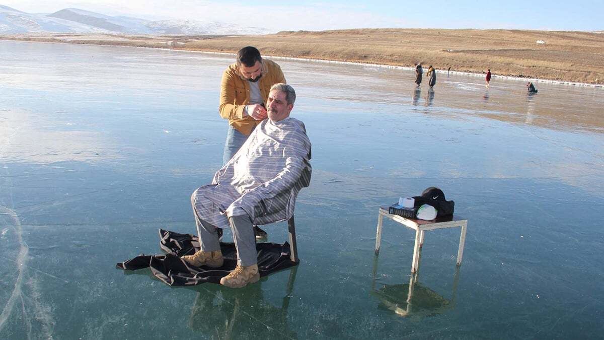 Yüzeyi buz tutmuş Çıldır Gölü'nde tıraş