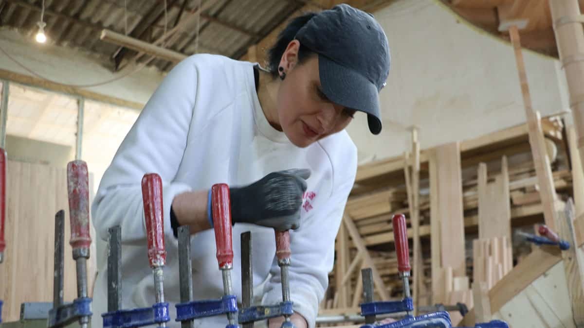 Uluslararası bir firmada tercüman olarak çalışan 1 çocuk annesi Derya Ayyıldız (47), merak saldığı ahşap ustalığını öğrendi merdiven imalathanesi açtı.