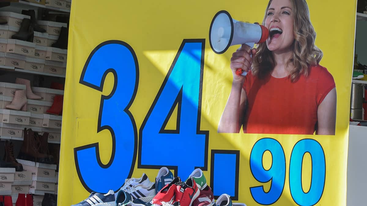 Tüketiciler Birliği Antalya Şube Başkanı Neşet Gündüz etikete '19.99 lira', '49.90 lira' gibi fiyat yazan mağazadan gerçekleştirilen alışverişte, 1 kuruş para üstünü 'bozuk para yok' gerekçesiyle ödemeyen firmanın, dava açılması halinde tüketiciye 5 bin lira tazminat ödemek zorunda kalabileceğini söyledi.