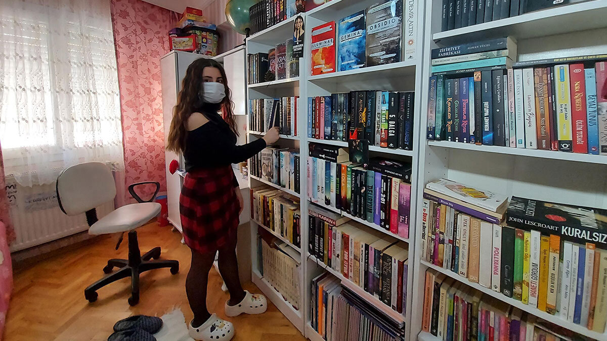 İzmir'de yaşayan 13 yaşındaki Yaren Nazlı Korkut'un, pandemi nedeniyle Seferihisar ilçesindeki yazlıklarında kaldığı sürede yazdığı 'Derin Kesik' isimli romanı yayınlandı.