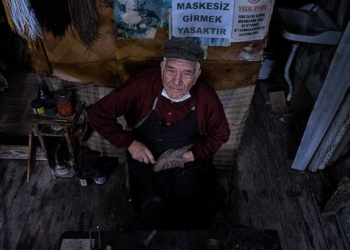 18 metrekarelik atölyede ayakkabı tamiri yapıyor