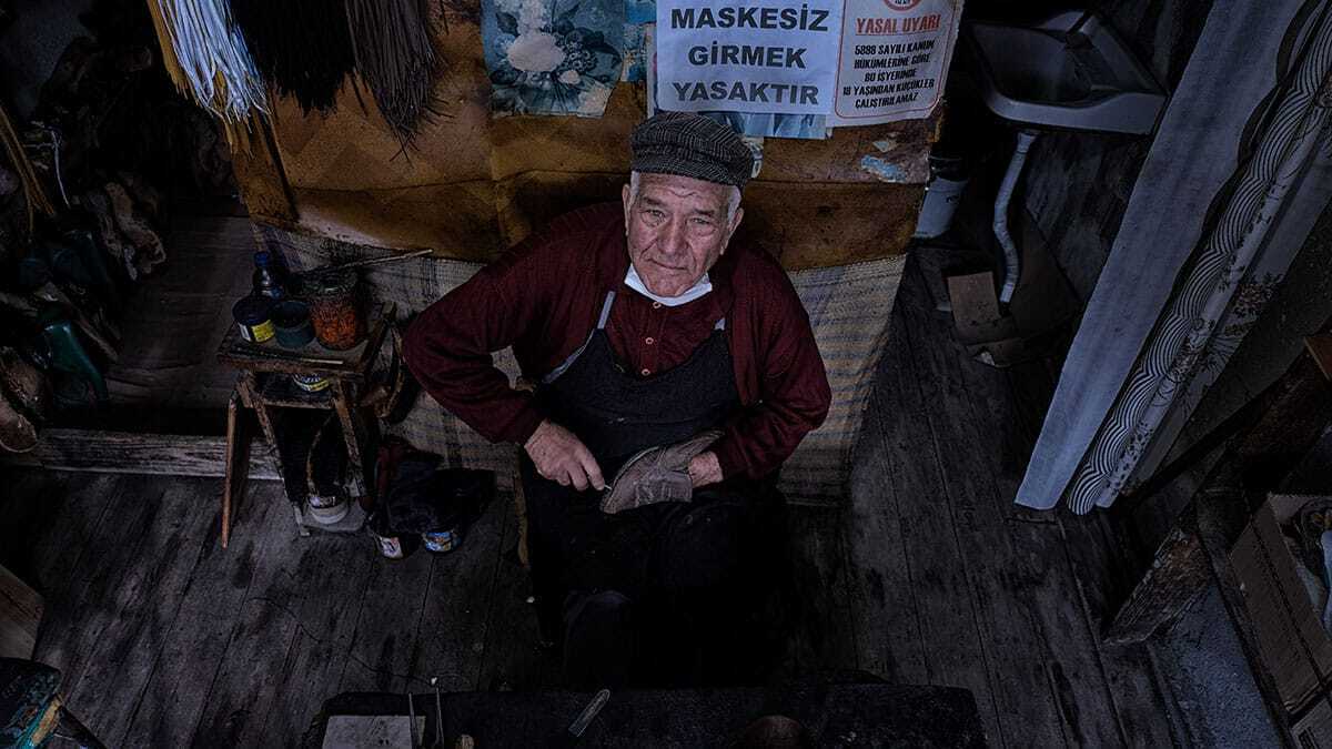 18 metrekarelik atölyede ayakkabı tamiri yapıyor