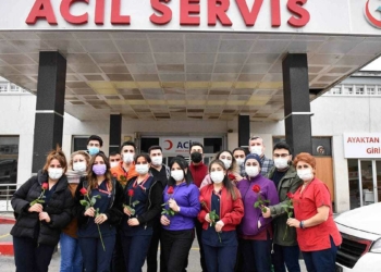 Çiçek satın alıp kahraman sağlık çalışanlarına hediye etti