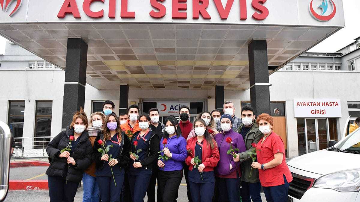 Çiçek satın alıp kahraman sağlık çalışanlarına hediye etti