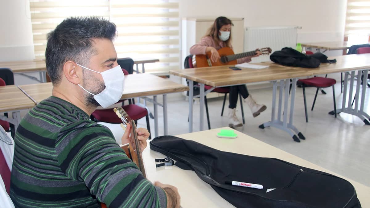 Kurslar pandemi önlemleriyle devam ediyor