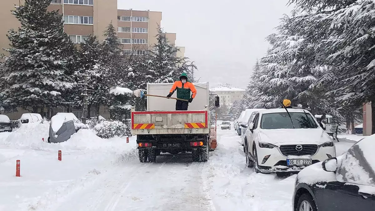 Karla mücadele ekipleri 24 saattir çalışıyor