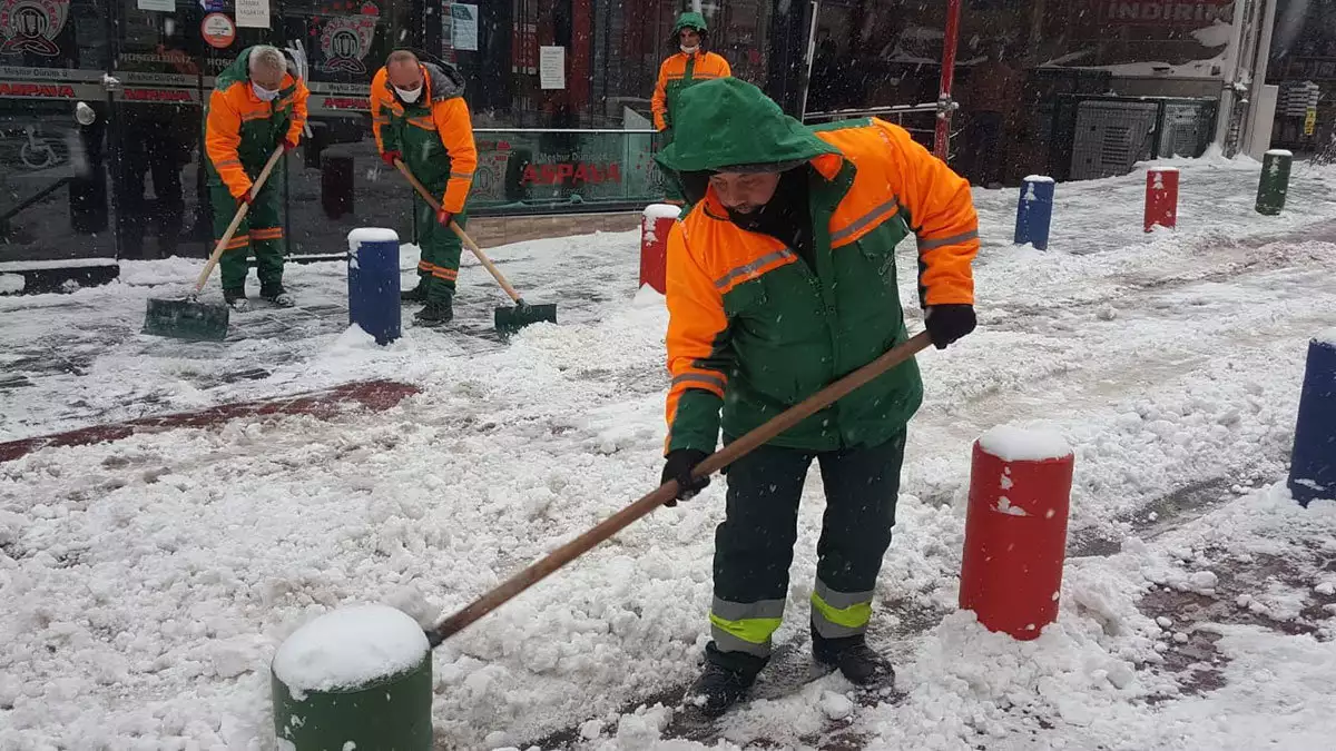 Karla mücadele ekipleri 24 saattir çalışıyor