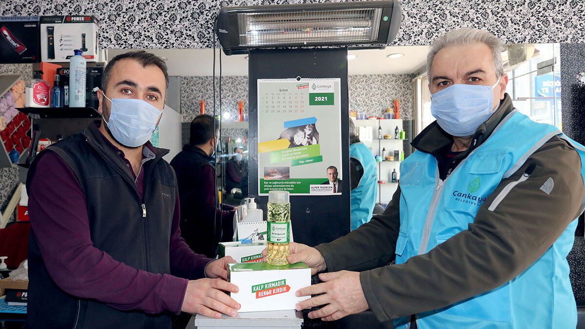 Berberlere hijyen seti dağıtımına devam
