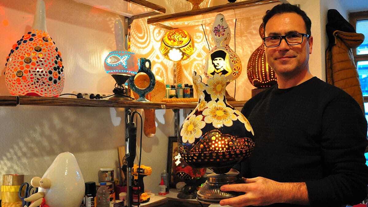 21 yıllık devlet memuru Ayhan Demirayak (46), tatil için gittiği Marmaris'te görüp hobi olarak başladığı su kabağı lambasında usta öğretici oldu.