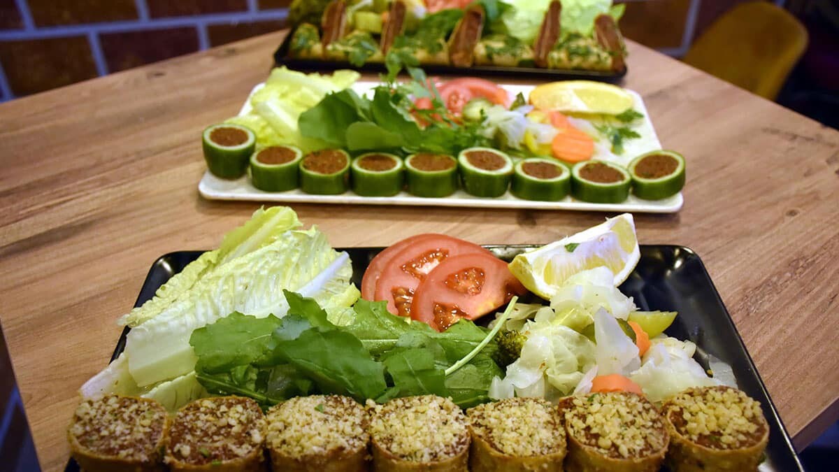 25 metrekarelik çiğ köfte dükkanında siparişlere yetişemiyor