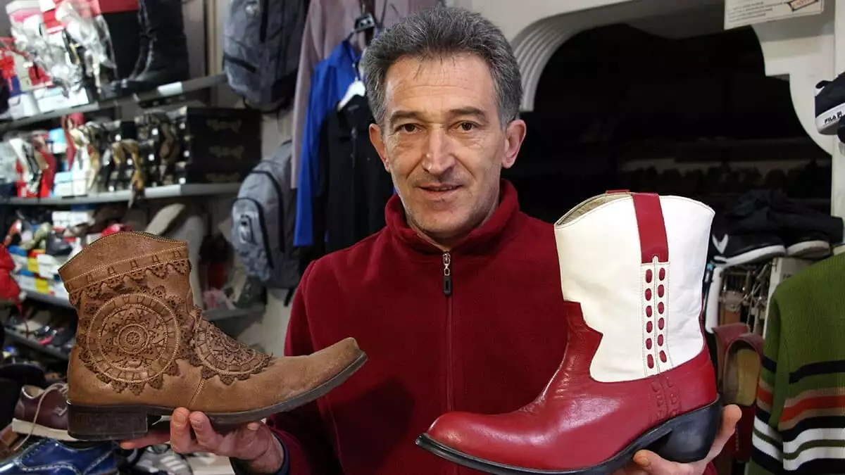 25 yıldır özel tasarım ayakkabıları biriktiriyor