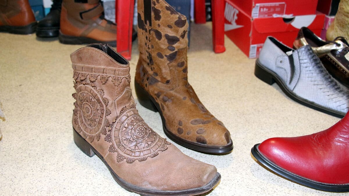 25 yıldır özel tasarım ayakkabıları biriktiriyor