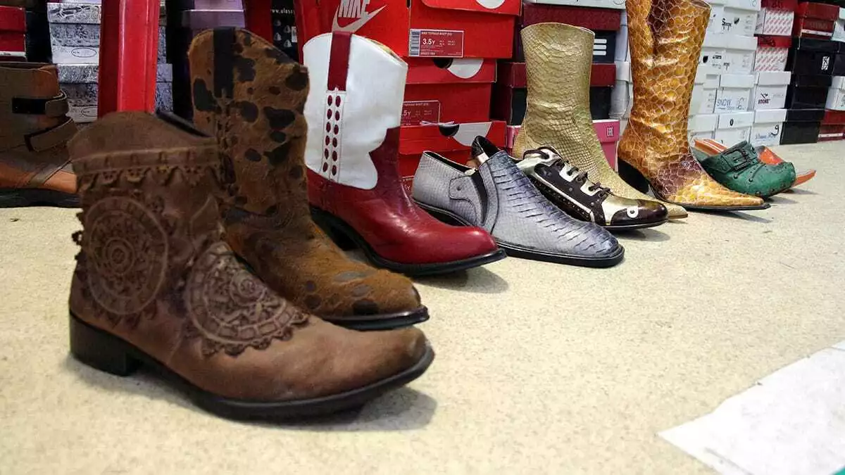 Bolu'da, ayakkabıcı i̇lyas çamurcuoğlu'nun dükkanında 25 yıldır ayakkabı fuarlarına katılarak aldığı özel tasarım ayakkabılar bulunuyor.