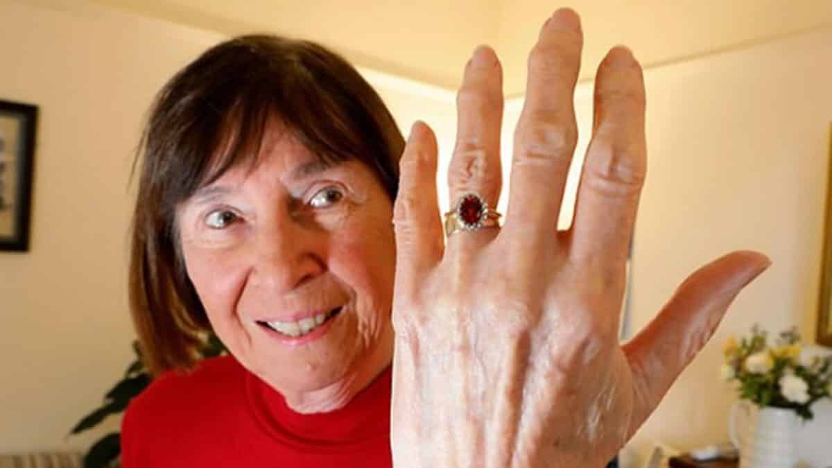 30 yıldır kayıp olan nişan yüzüğüne kavuştu