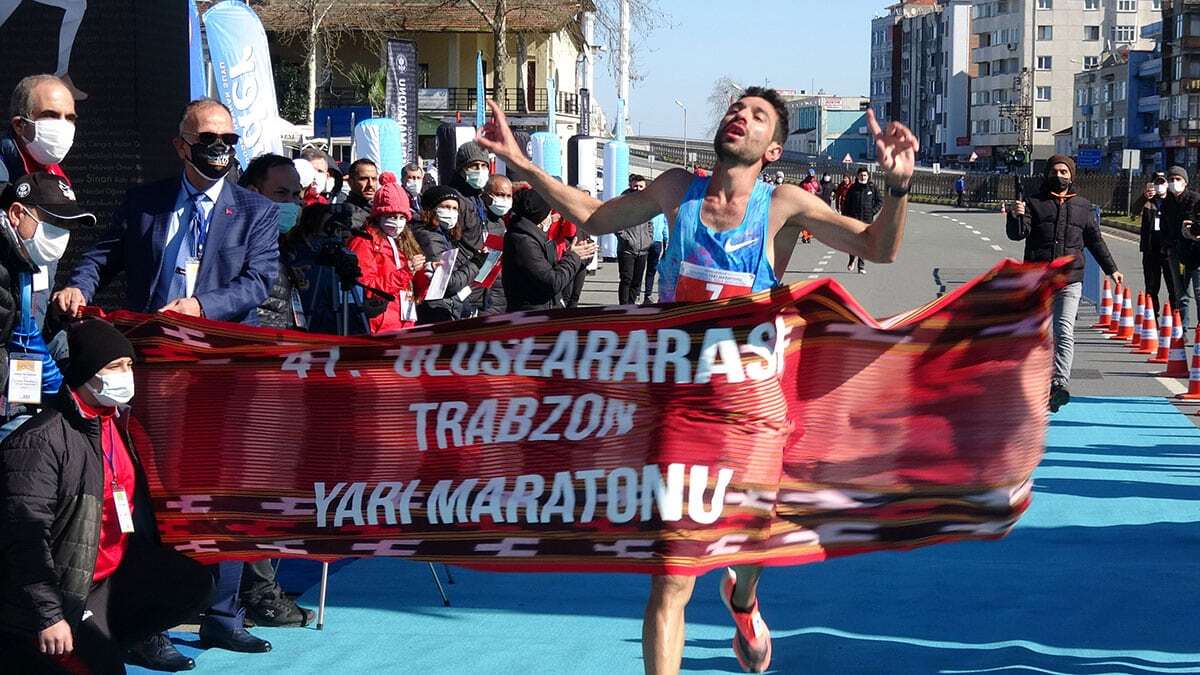 Trabzon'un düşman işgalinden kurtuluşunun yıl dönümünde 2021 Türkiye Maraton Şampiyonası ve 41'inci Uluslararası Trabzon Yarı Maratonu koşuldu.