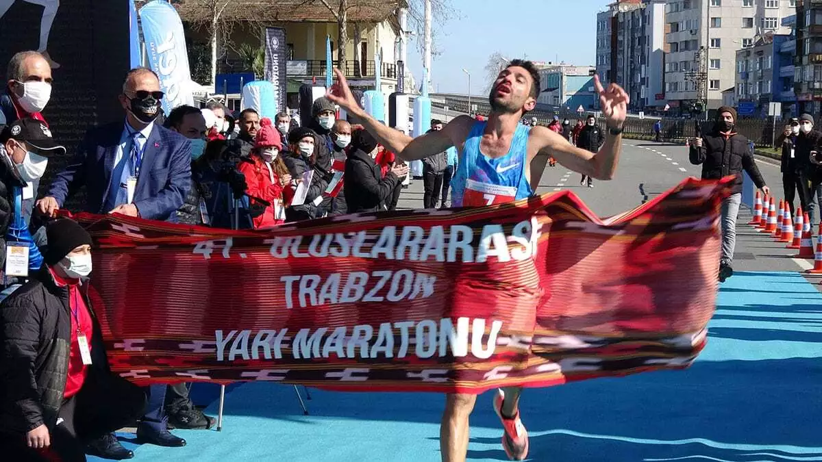 Trabzon'un düşman işgalinden kurtuluşunun yıl dönümünde 2021 türkiye maraton şampiyonası ve 41'inci uluslararası trabzon yarı maratonu koşuldu.