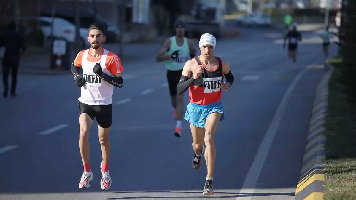 Yarışlar kapsamında ilk olarak hızırbey mahallesi amatör spor kulüpleri federasyonu (askf) önünden halk koşusu başladı. Ardından 10 km ve 21 km yarı maraton koşusu ile 2021 türkiye maraton şampiyonası gerçekleştirildi.