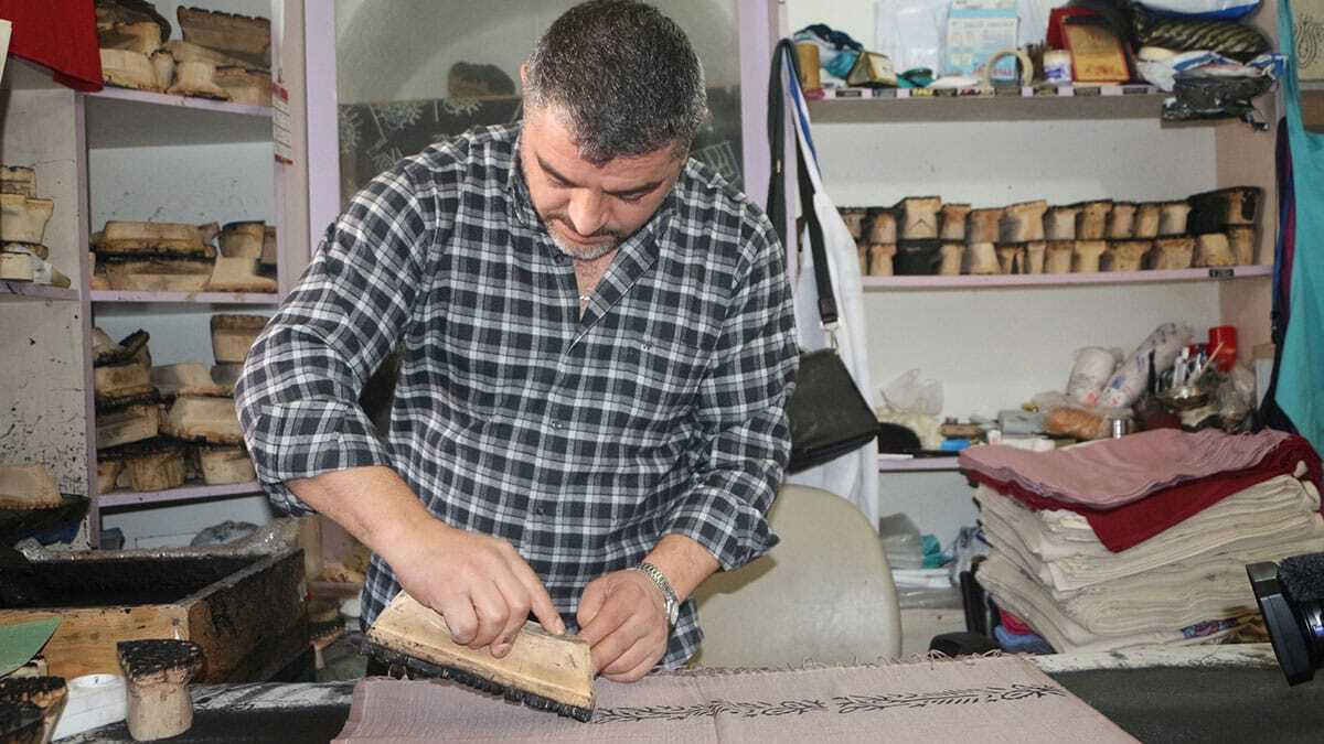 El yapımı yazmalara, Osmanlı geleneği 600 yıllık motifler işleniyor. Tokat yazmalarının üretiminde halen yüzyıllar önceki teknik uygulanıyor.